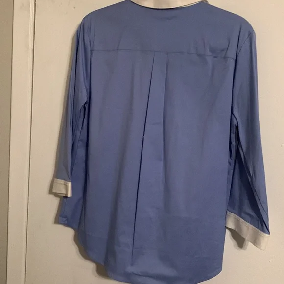 relaxed button down, point collar perfect shirt. 3/4 sleeves with button cuffs - Picture 3 of 4